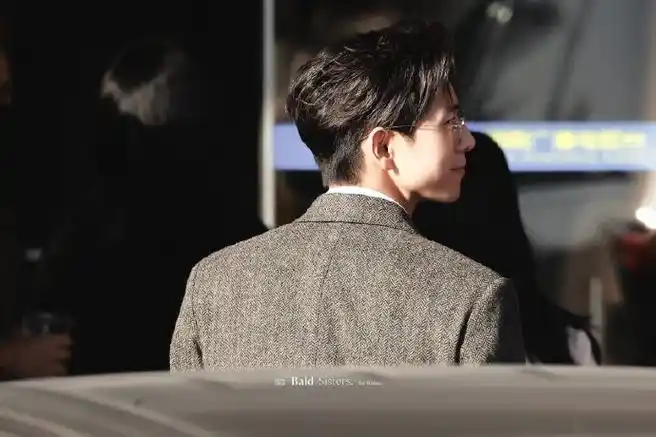 《群星闪耀时》宣传活动的李现,戴上金丝眼镜,穿着三件套西服,真的帅