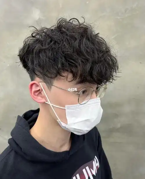 男生小卷烫发巨显发量