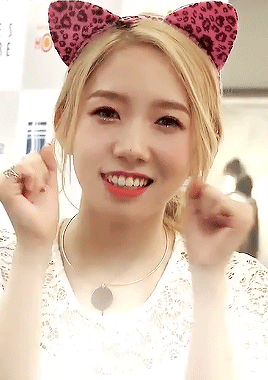 失去眼妆的孟美岐,和房祖名"撞脸",网友:这是戴假发的房祖名