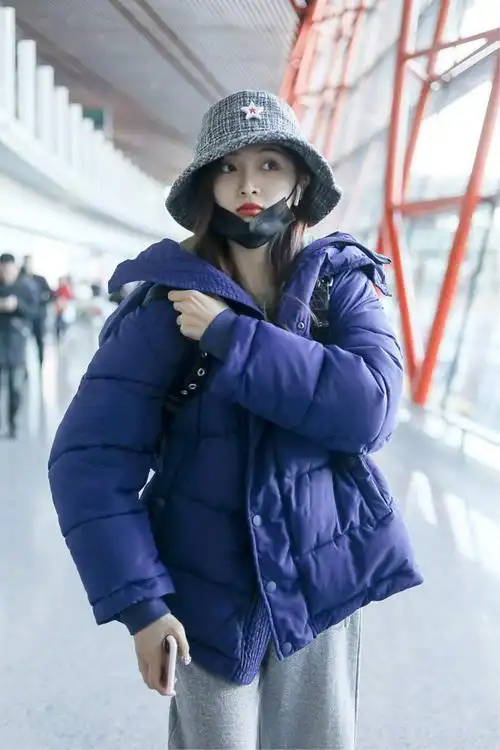 吴宣仪裹厚羽绒服现身机场,露肩穿法时髦又保暖,嘟嘴超可爱!