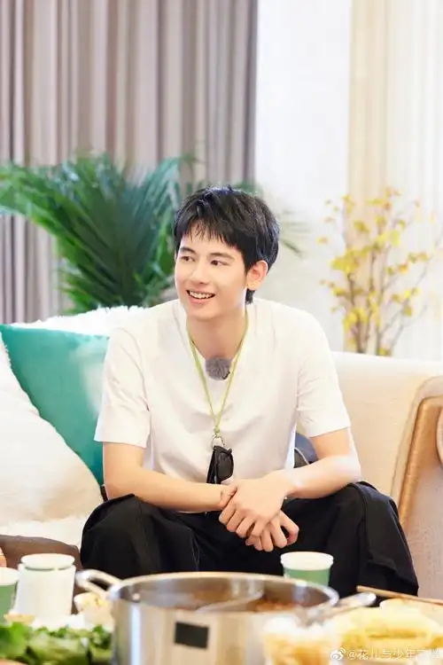 剧照】  丝路好友摇人重聚,火锅唱k欢乐开启  @演员胡先煦好友相聚贴