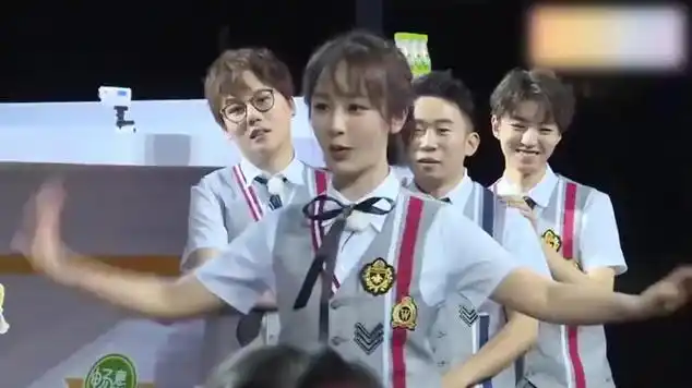 杨紫跳舞表情太饱满,王俊凯看了,直言:这不是我的队友!