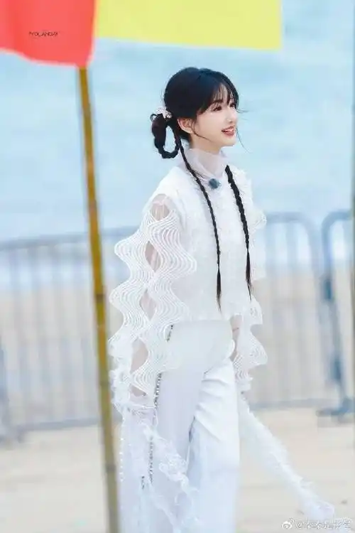 真的是动画照进现实了#毛晓彤水母小美美具像化