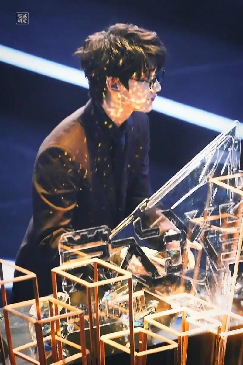 丁程鑫|星光大赏时的帅气小丁,一身黑衣西装,无论从什么角度拍都是