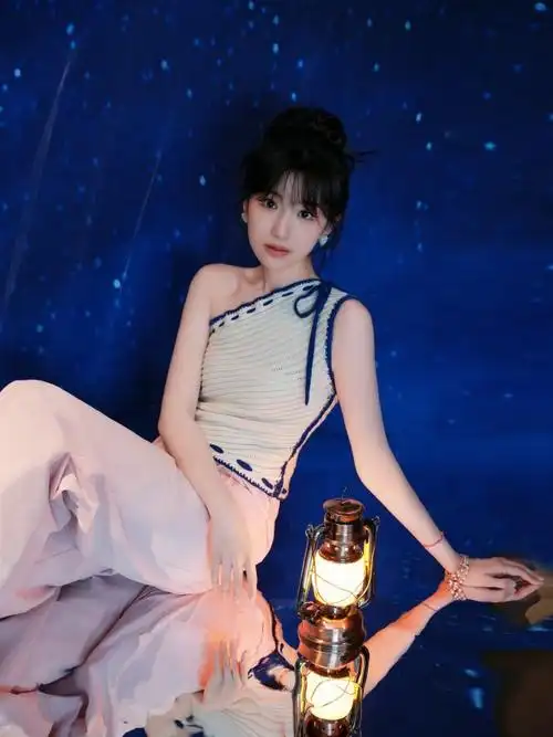 毛晓彤海边氛围照##毛晓彤斜领吊带