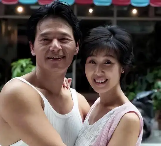 深陷爱情中的夏光莉完全听信了蓝文青的话,相信着男友的情话,80岁时若