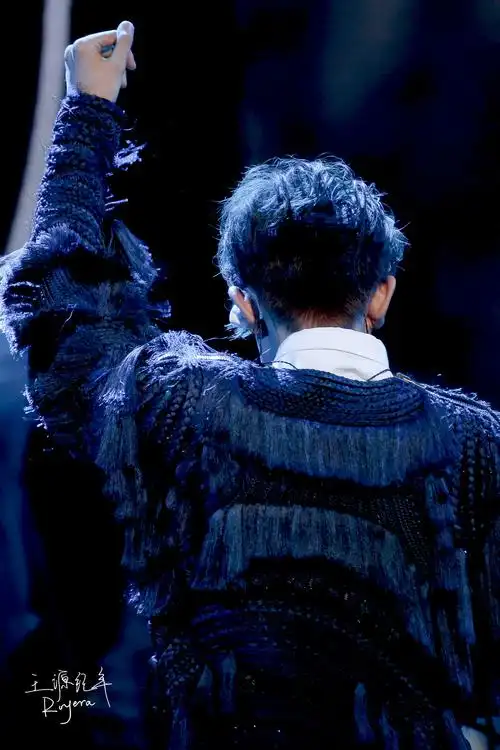 王源帅气背影合集 宽阔肩膀纳山海