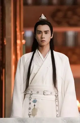 而就在最近,收视份额破2,胡一天饰演的花无缺也备受好评,古装扮相很仙