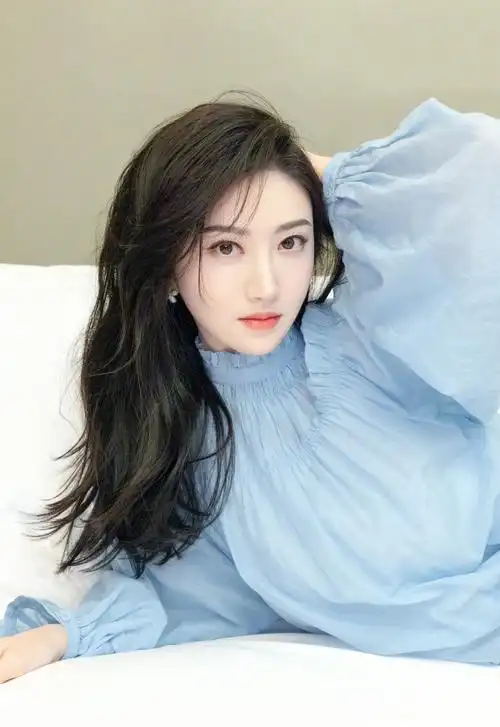 景甜发丝拂面笑容明媚 雪肤红唇气质优雅_凤凰网娱乐_凤凰网