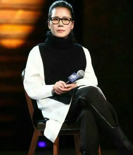 51岁田震满头白发露面!歌坛大姐也前卫