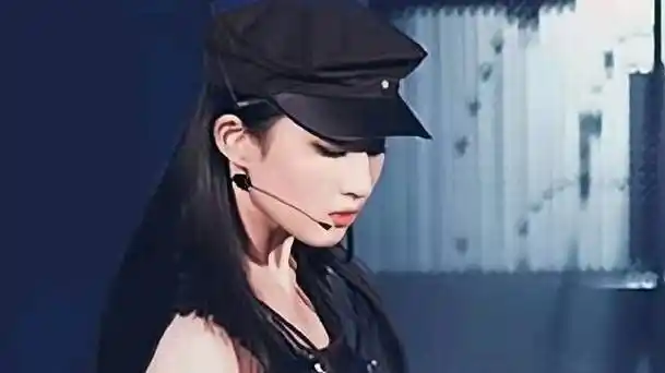 刘亦菲心悸舞台打歌