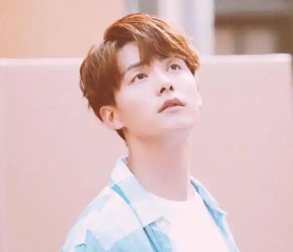 王大陆的长相或许不如马天宇清秀,而且皮肤黝黑,笑起来还挺有个性,他