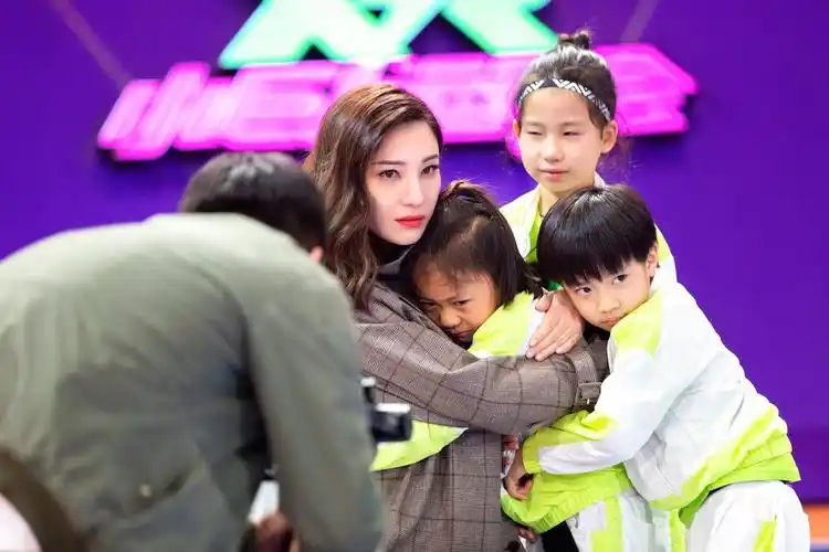 小巨人运动会郑希怡灰色西装成熟干练许佳琪连体短裙尽显好身材