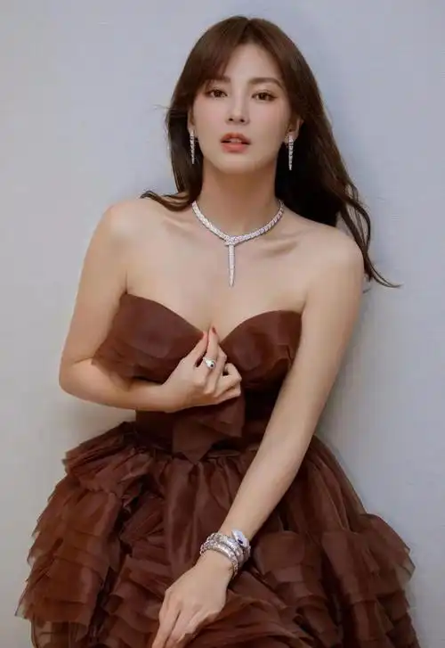 张雨绮罕见泳装巅峰身材小蛮腰大长腿爱健身没赘肉