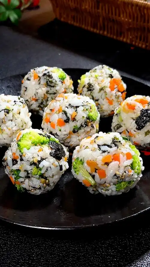 孩子不愿意吃饭时,你就给他做这个海苔碎饭团,既有营养还好吃