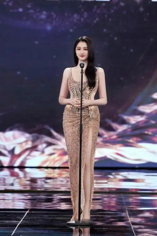 关晓彤的时尚品味备受瞩目,穿亮片土黄色左开叉吊带裙,时尚前卫|妆容