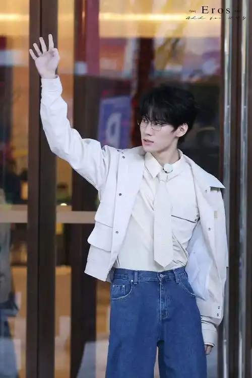 张真源戴眼镜好斯文败类