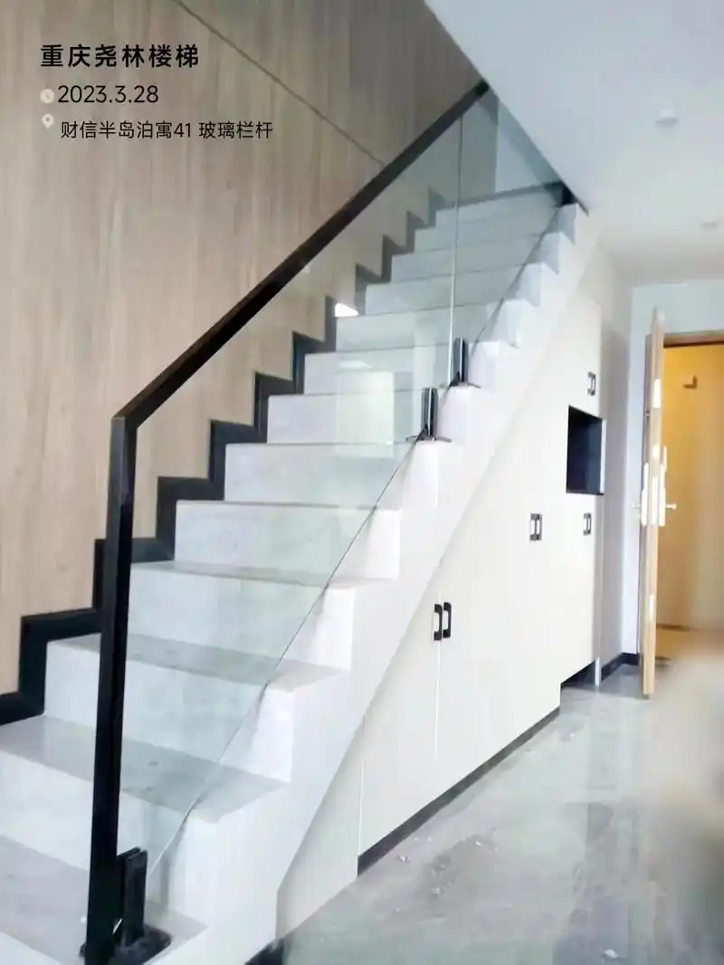 财信半岛泊寓公寓玻璃栏杆.底座做的是304不锈钢黑色 12m - 抖音