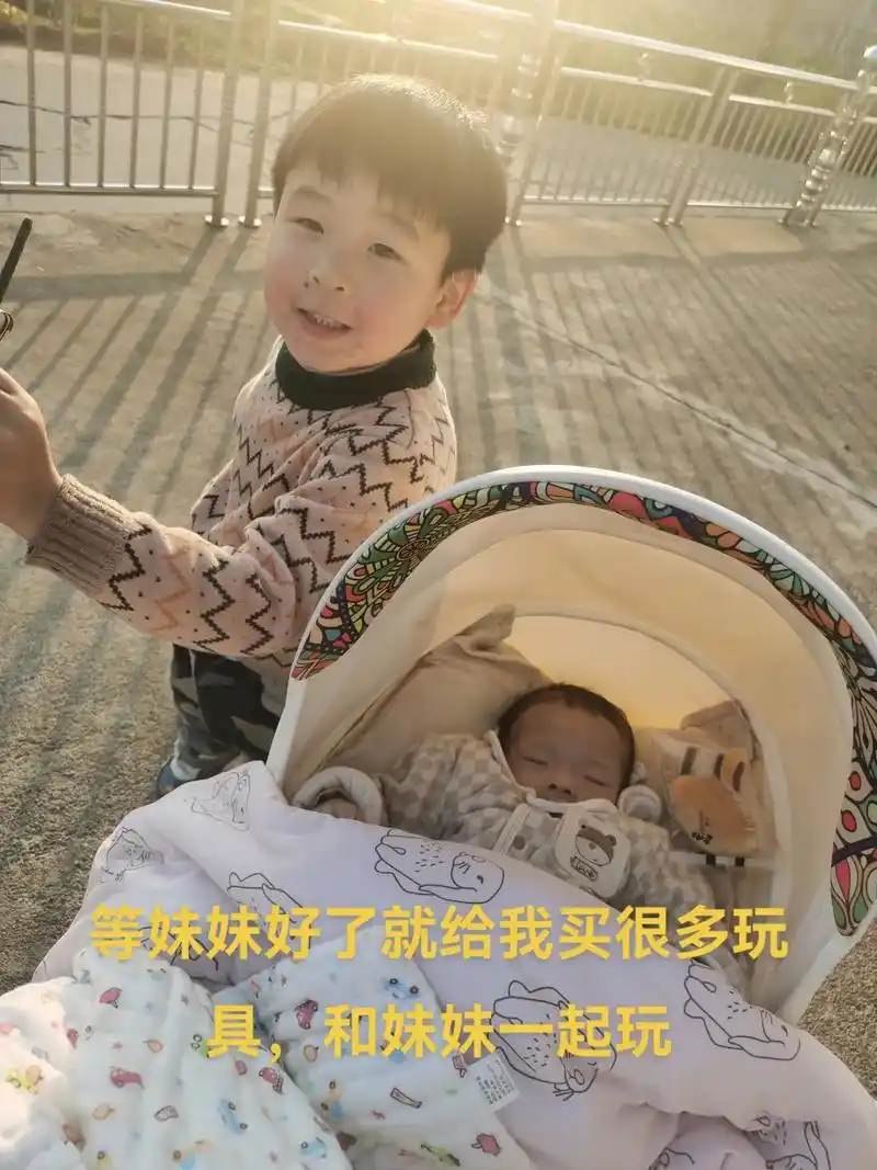 哥哥调皮捣蛋,也知道说爸爸妈妈的90都是妹妹的,要给妹妹看病 - 抖