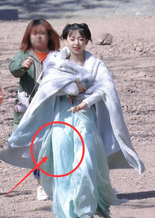 程潇新剧路透照被疯传穿古装柱子腿