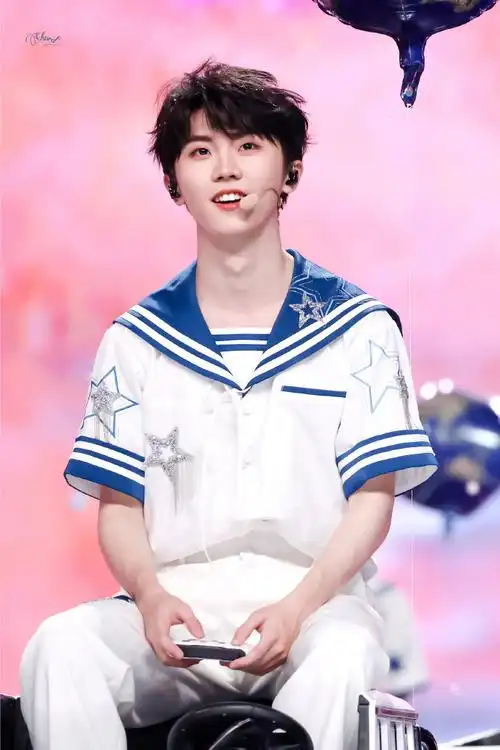 马嘉祺白发挑染##马嘉祺叁重楼暨出道四周年演唱会