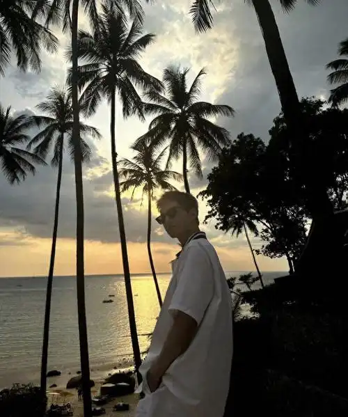 杨洋父母个人资料简介,杨洋在泰国陪家人度假被偶遇