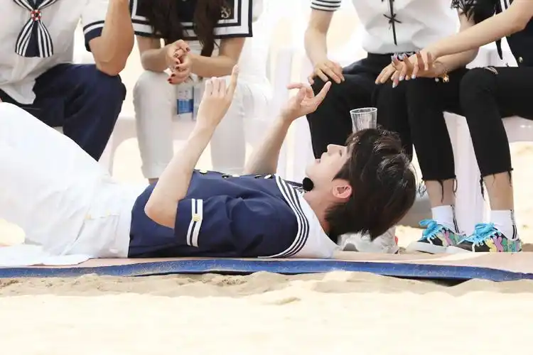 男 蔡徐坤 > 蔡徐坤水手服综艺剧照图片(5/9)蔡徐坤相关图片 推荐壁纸