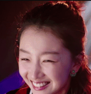 动态图更是明显,自从剪了短发后,周冬雨古灵精怪的气质愈发的明显.