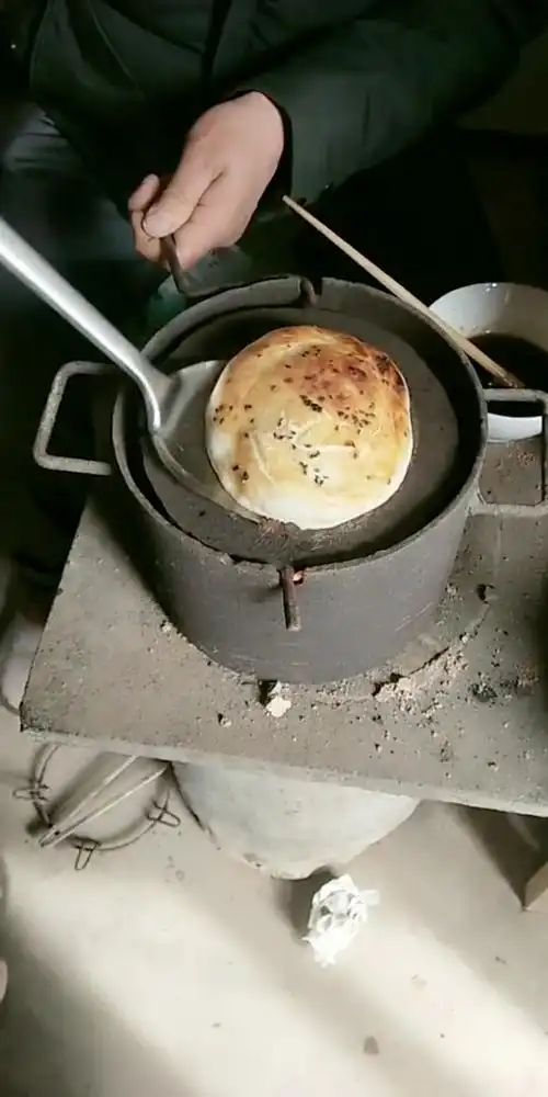 豫东高炉烧饼.太有才了,第一次见这样的炉子.