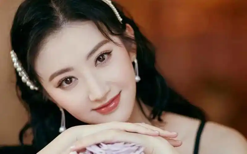 其中猜测最多的,就是景甜父亲的身份,有说她父亲是富商的,也有说她