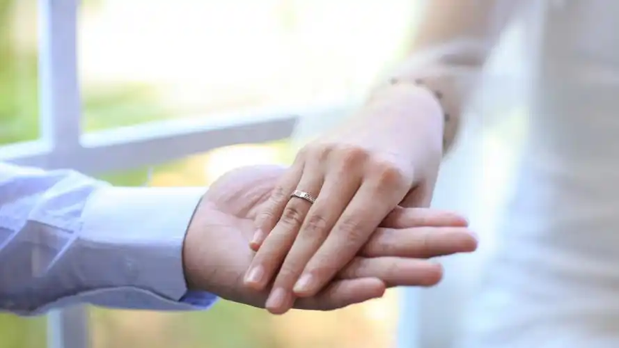 情侣牵手的图片-人物壁纸-高清人物图片-娟娟壁纸