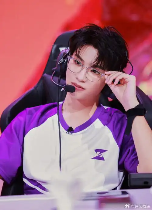 黄明昊扶眼镜##黄明昊戴金丝眼镜