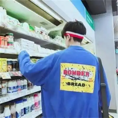 男头像阳光帅气男孩背影图片唯美好看的男生真人背影头像图片