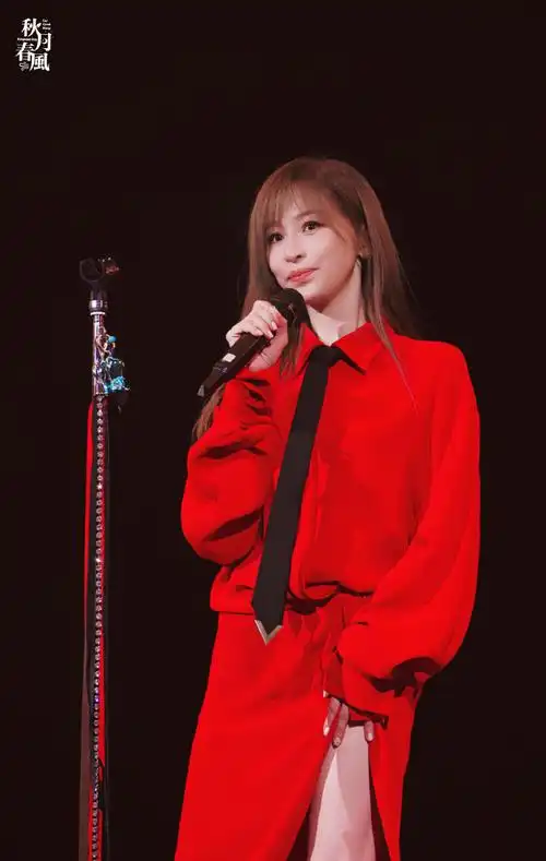 王心凌sugarhigh世界巡回演唱会##王心凌高开叉红色长裙