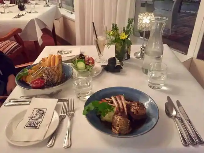 在西餐厅用手抓着羊排啃应该挺low的吧