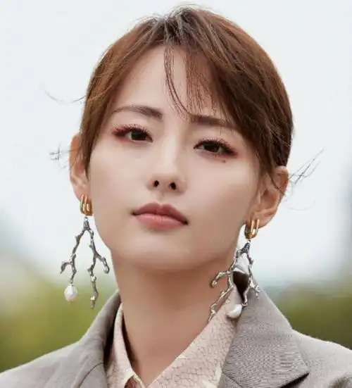 张嘉倪影棚拍照妖艳美感眼神里透着狠劲