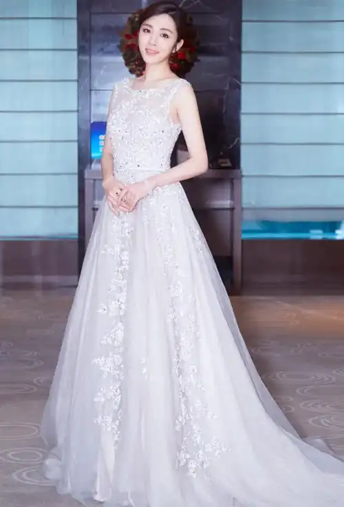 王晓晨憋大招了裙子高开叉上演性感暴击柳岩看了都要自卑