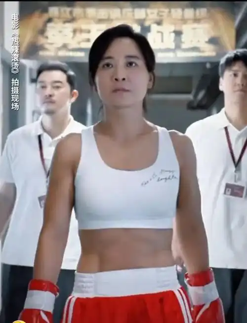 女星贾玲减肥后首现身接受央视直播采访气质大变颜值明显提升