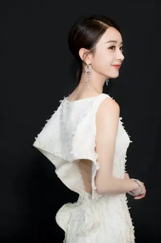 冯绍峰特意为赵丽颖定了单人豪华vip产房,主任亲自照顾产妇,一天一万.