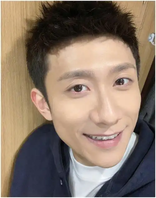 张一山称不畏曲折凌乱寸头发型棱角分明新鹿鼎记备受争议