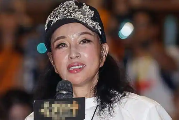 65岁刘晓庆"面具脸"雷人,耳垂下巴都连在一起,能不能真实点?