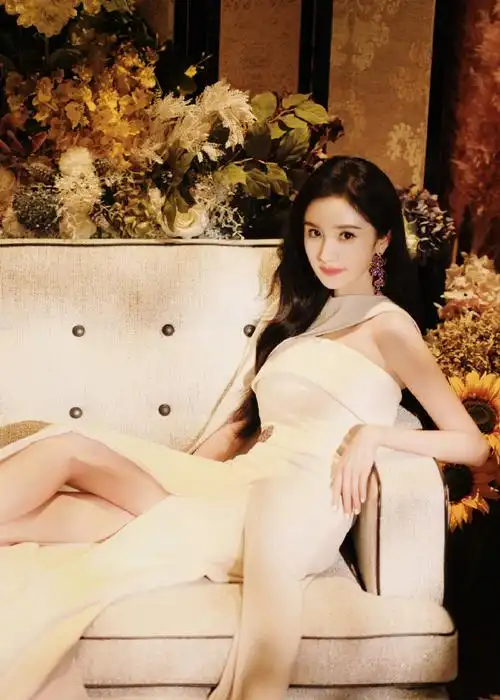 杨幂开叉披风白裙##杨幂成都活动人气