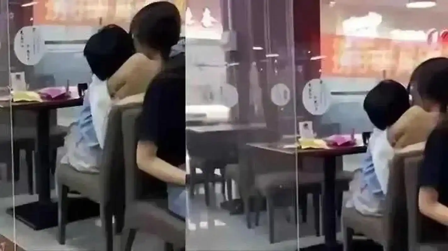 "大学生食堂内当众吃奶",大学食堂里一对情侣在里面用餐,开始只是两人