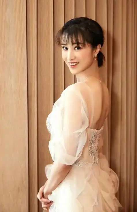 回顾演员奚望在继父刘之冰的支持下离婚带着女儿的她怎样了