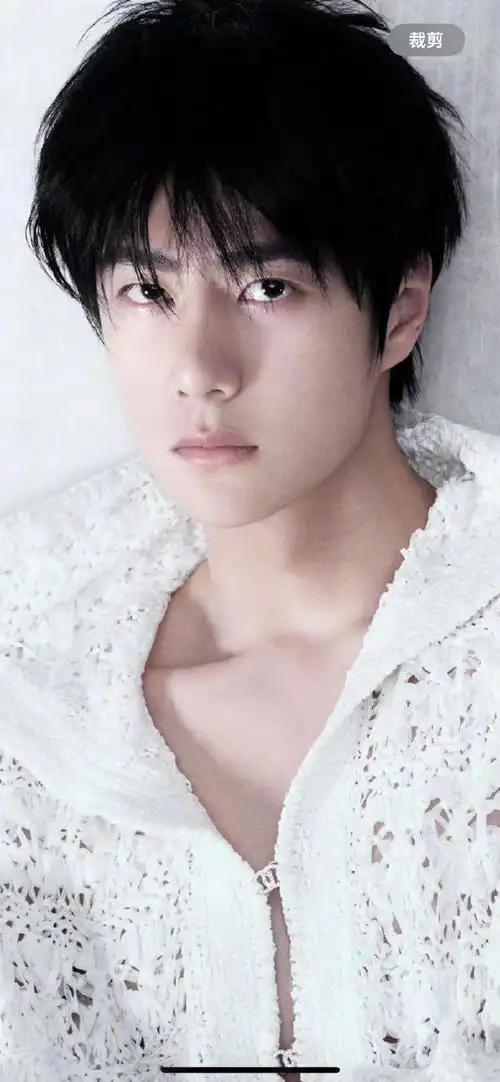 王一博深v针织衫##王一博白色无袖#  王一博的下巴窝窝一出来瞬间惹