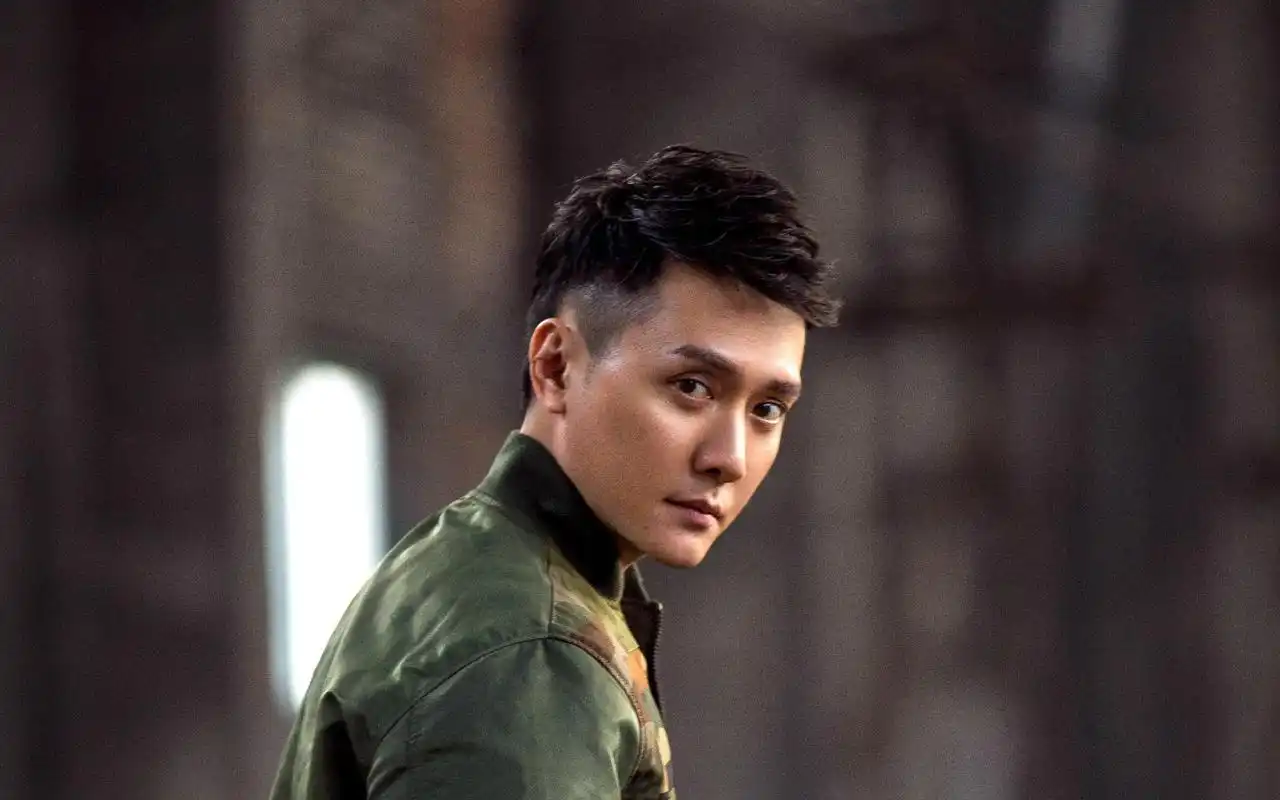 冯绍峰迷彩夹克帅气图片桌面壁纸高清大图预览1920x1200_大陆明星下载