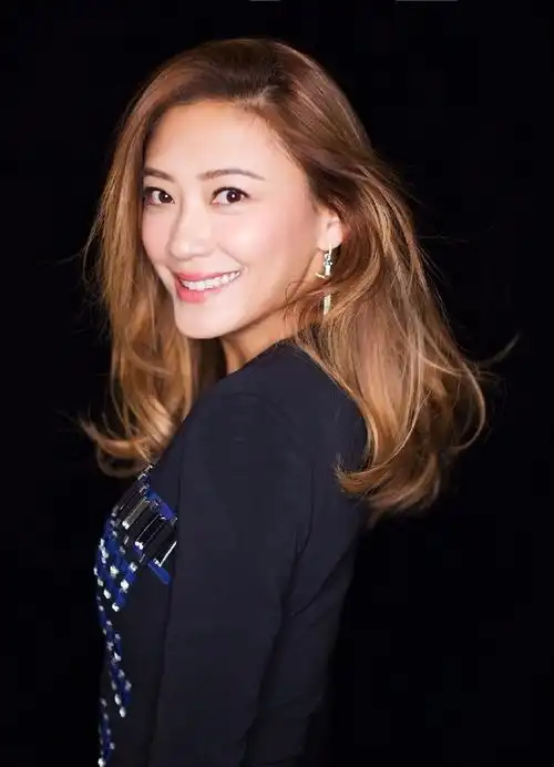 陈小春应采儿情侣装大片,甜蜜相拥对视甜齁_新浪看点