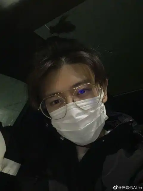 任嘉伦深夜晒自拍口罩遮面硕大眼镜抢镜