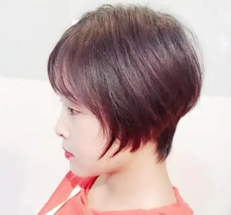 中年大脸女士梳波波头发型,不要将头发整齐修剪,那样的波波头已经过时