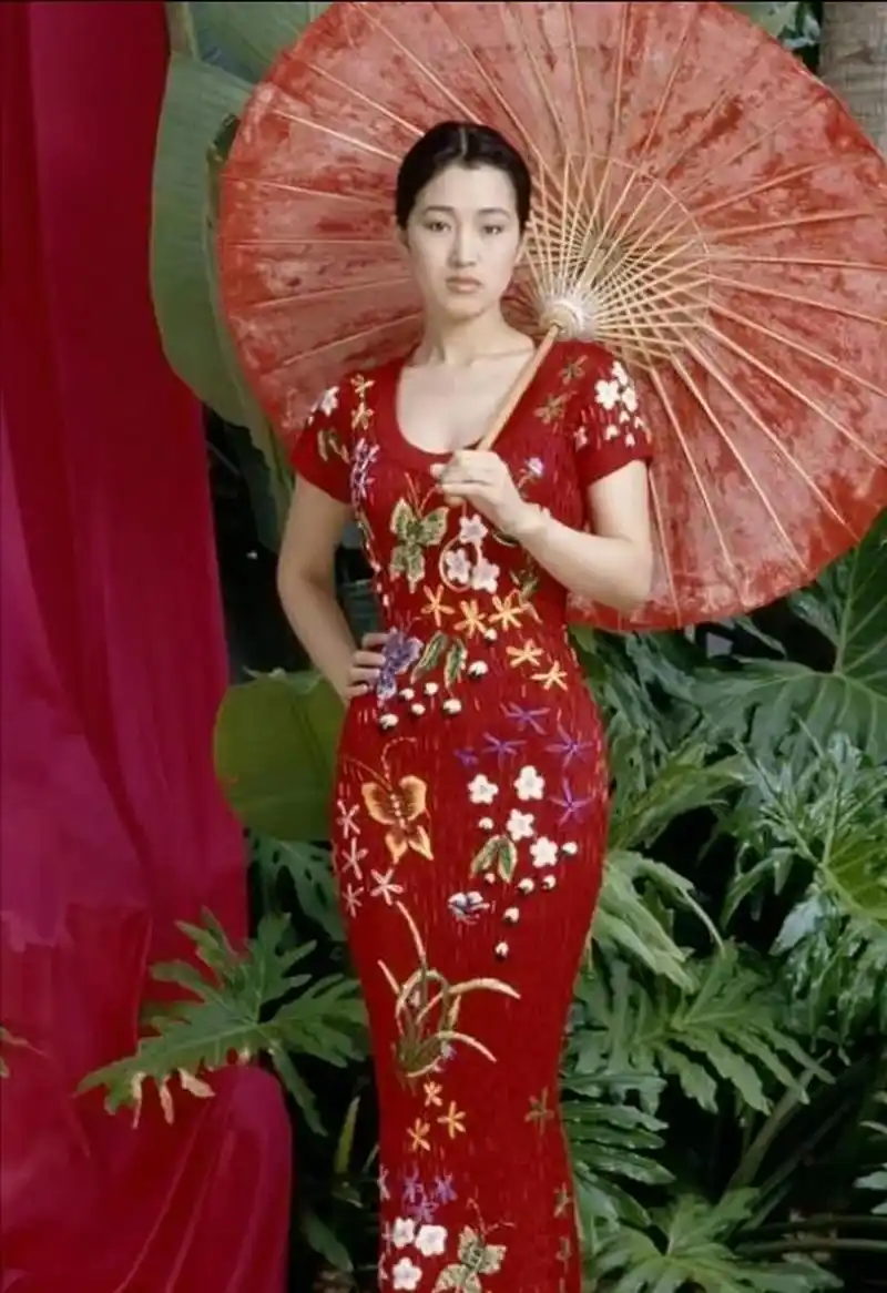 巩俐年轻时一身红裙,好身材显露无疑.